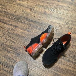 Men athletic shoes gently used  size 10. Color are black and yellow and red